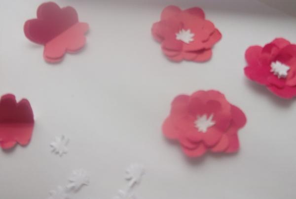 prelamovaná váza s papierovými kvetmi