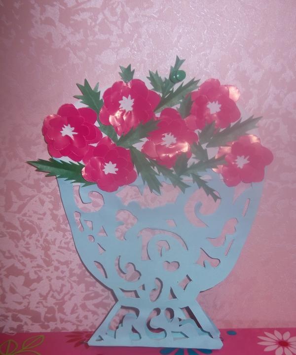 gennembrudt vase med papirblomster