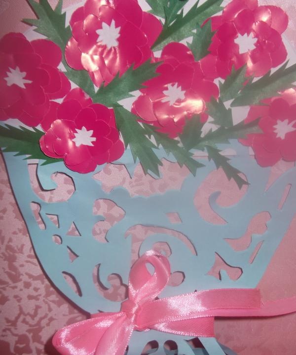 prolamovaná váza s papírovými květinami
