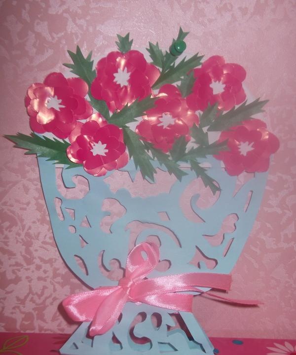 ażurowy wazon z papierowymi kwiatami
