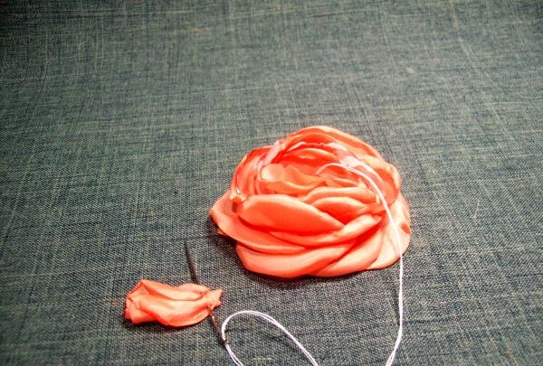 brooch with a headband with silk flowers