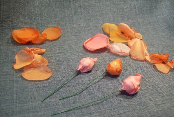 brooch with a headband with silk flowers