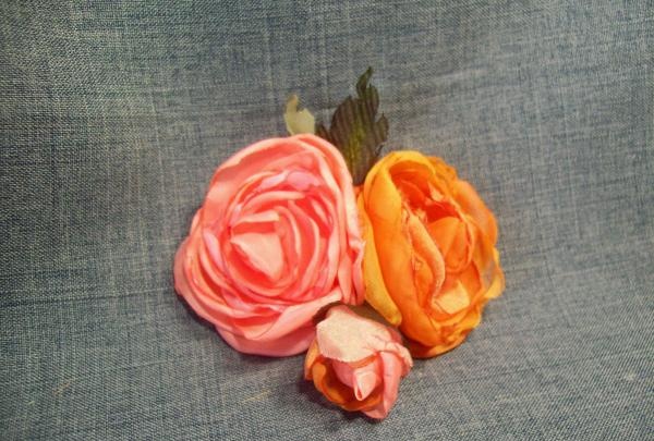 broche con diadema con flores de seda