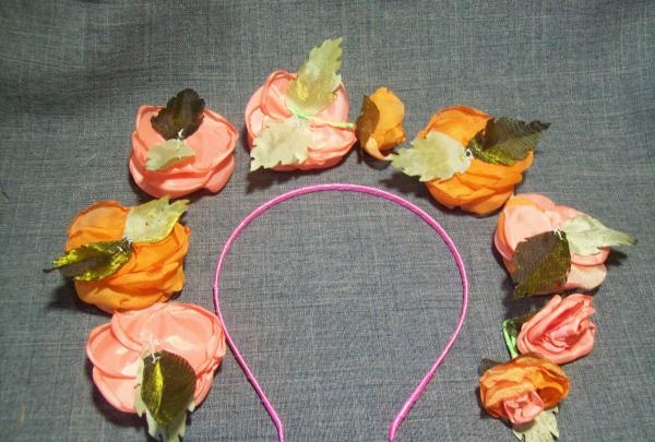 Brosche mit Stirnband mit Seidenblumen