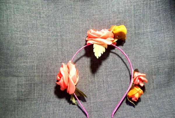 broche con diadema con flores de seda