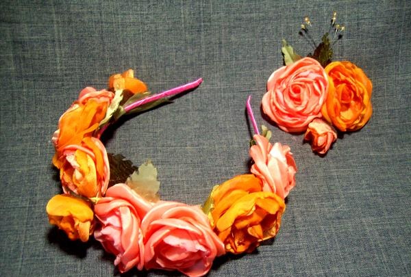 broche con diadema con flores de seda