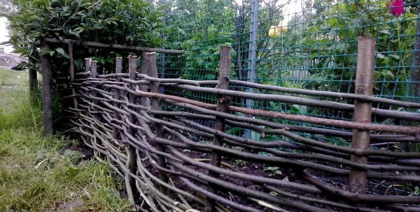 DIY wattle çit