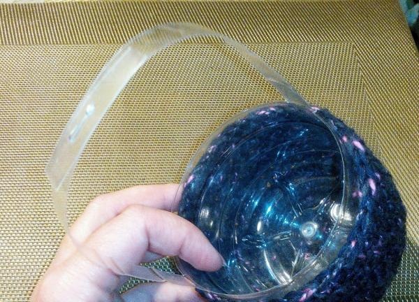 Cistella feta amb una ampolla de plàstic