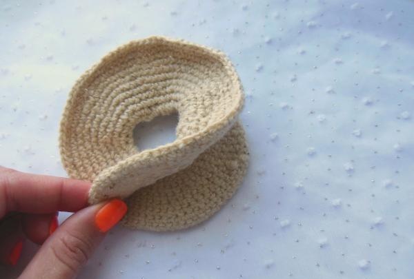 Alfiletero de crochet con forma de donut