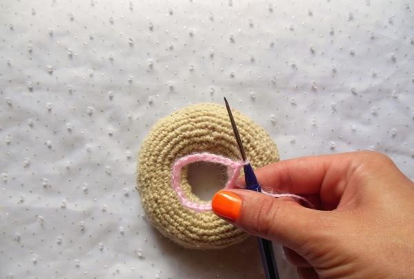 Coussin à épingles au crochet en forme de beignet