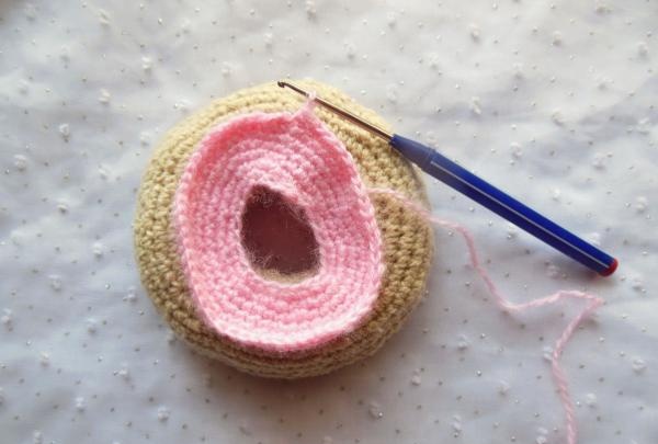 Alfiletero de crochet con forma de donut