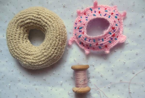 Almofada de alfinetes de crochê em formato de donut
