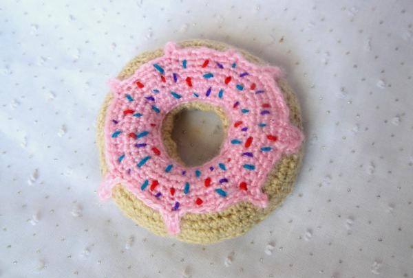 Alfiletero de crochet con forma de donut