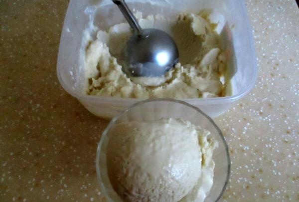 גלידה עם שלושה מרכיבים
