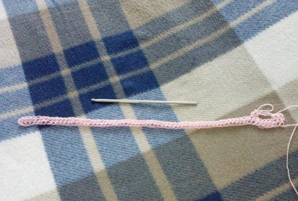 Light pink na gantsilyo stole