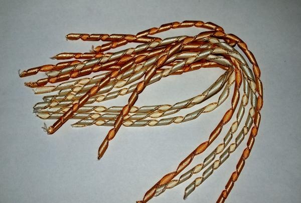 Manethårklämma gjord av satinband