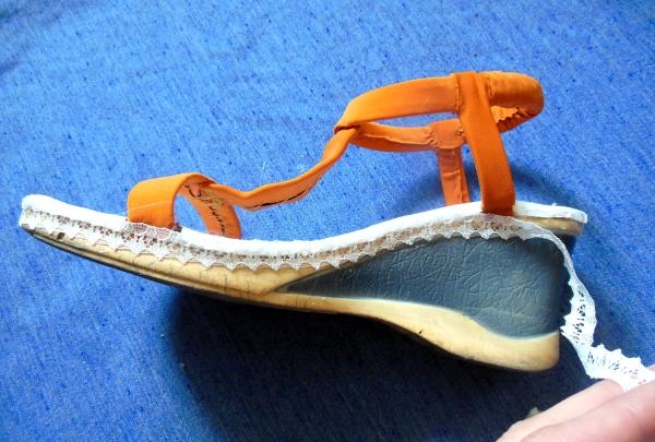 Bytte ut innersålen på gamle sandaler