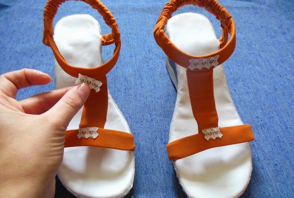 Bytte ut innersålen på gamle sandaler