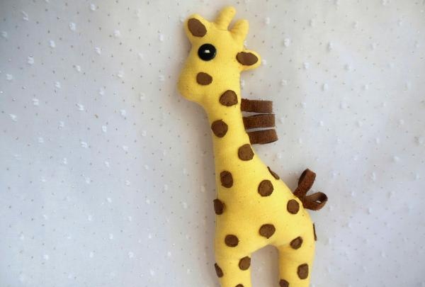 DIY mīkstā rotaļlieta žirafe