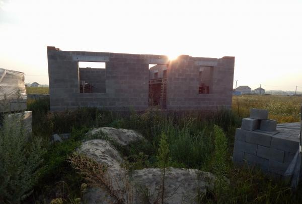 construir una casa con bloques de cemento
