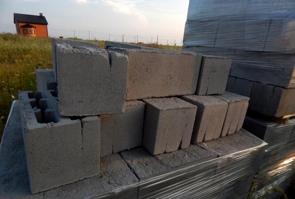 construir una casa amb blocs de cemento