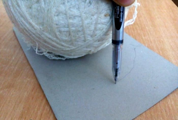 Lue laget av strikketråder