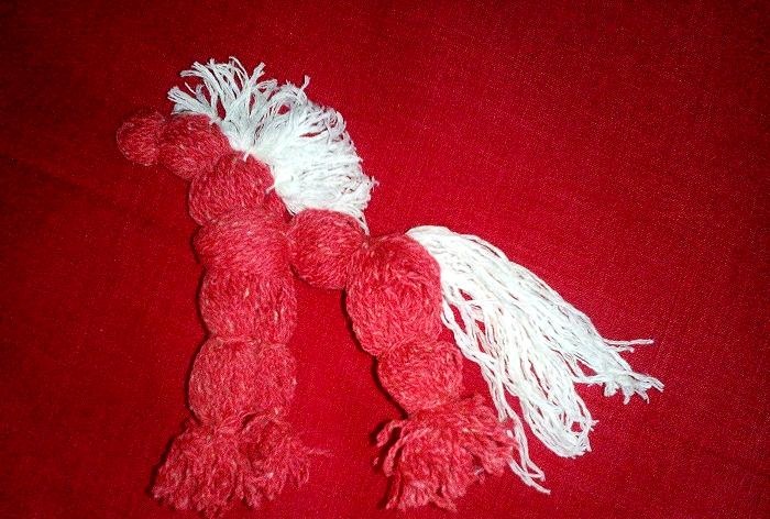 Rød hest lavet af tråde