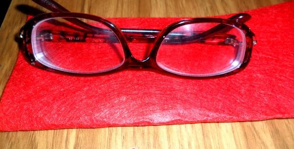 We sew a case for glasses from felt