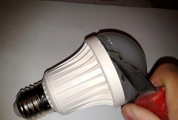 Sådan skilles og repareres en lampe