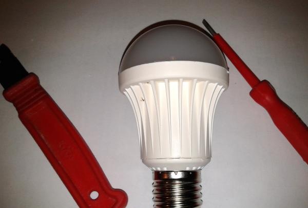 Hoe een lamp te demonteren en te repareren