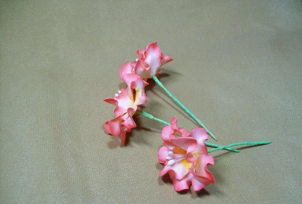 pannband med blommor av foamiran