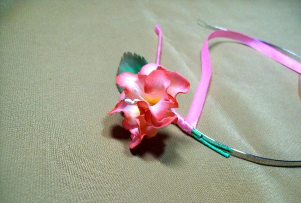 ikat kepala dengan bunga yang diperbuat daripada foamiran
