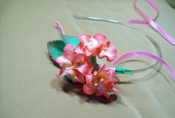 headband với hoa làm bằng foamiran