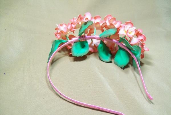 tiara com flores feitas de foamiran