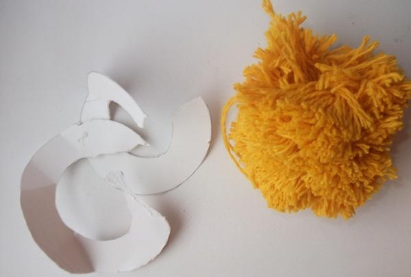 Zabawka w kształcie kurczaka wykonana z pomponów