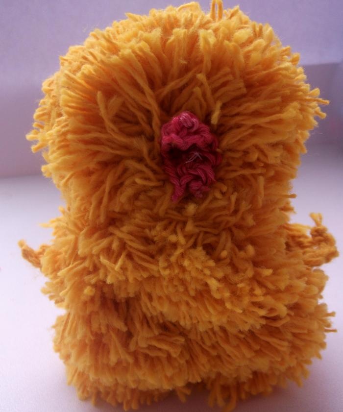 Zabawka w kształcie kurczaka wykonana z pomponów