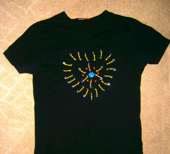 Sådan dekoreres en T-shirt med nåle