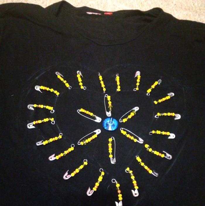 Comment décorer un T-shirt avec des épingles