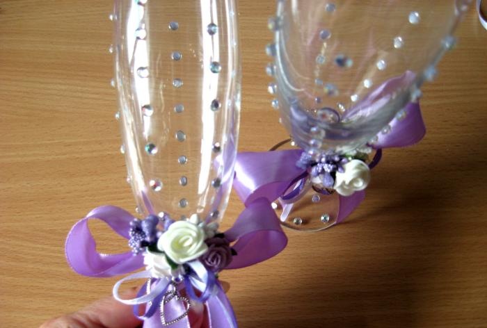 Glasses for a wedding in lilac color