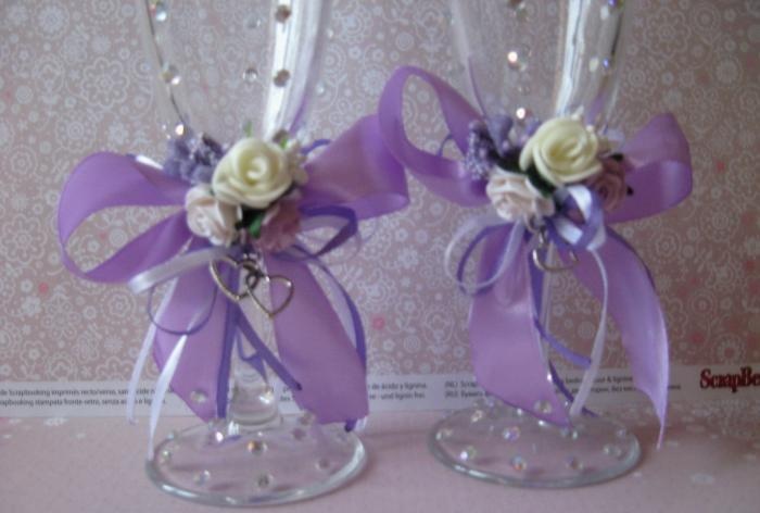 Glasögon för ett bröllop i lila färg