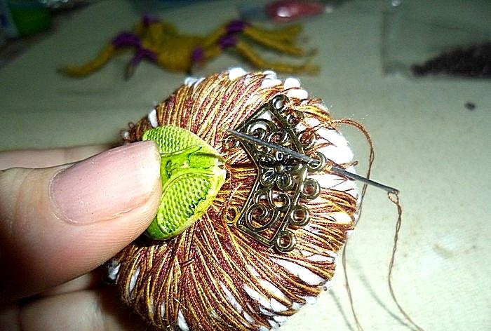 edderkop lavet af folie og tråd