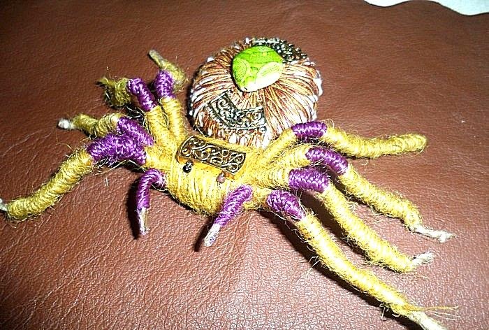 pavúk vyrobený z fólie a nite