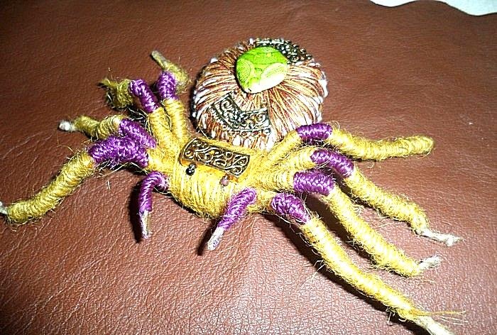 spider made of foil and thread