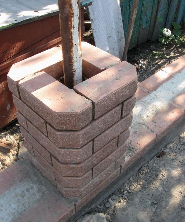 Pagbuo ng brick fence