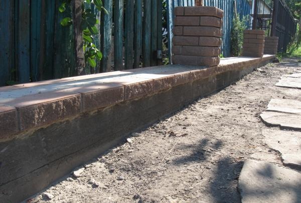 Pagbuo ng brick fence