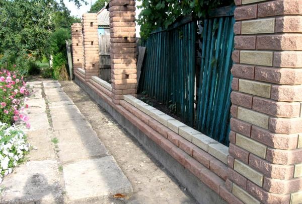 Pagbuo ng brick fence