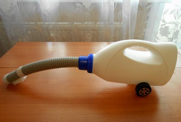 Paano gumawa ng vacuum cleaner ng mga bata para sa mga laro