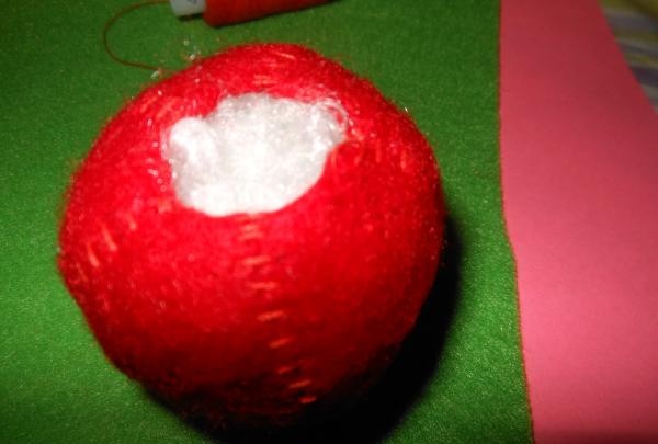 วิธีการเย็บแอปเปิ้ลจากผ้าสักหลาด