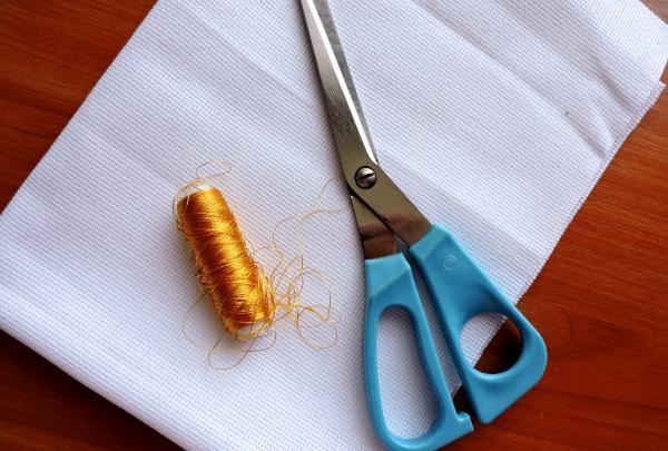 Embroidering a pair of golden lions