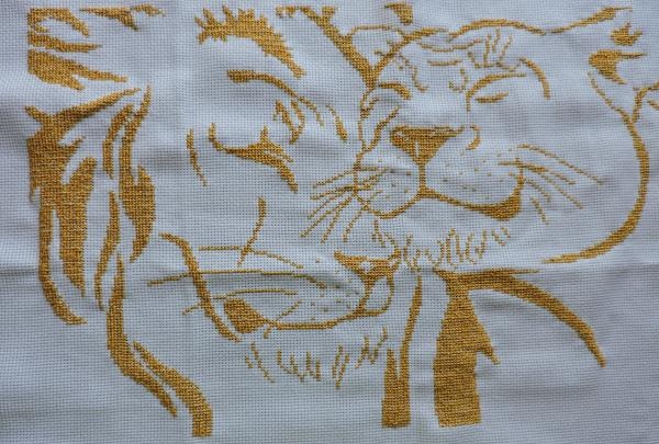 Κεντώντας ένα ζευγάρι χρυσά λιοντάρια